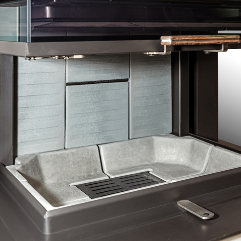 Design del rivestimento del focolare di VISIO 3 ELEMENT con maniglia in legno, porta di sollevamento aperta senza fuoco