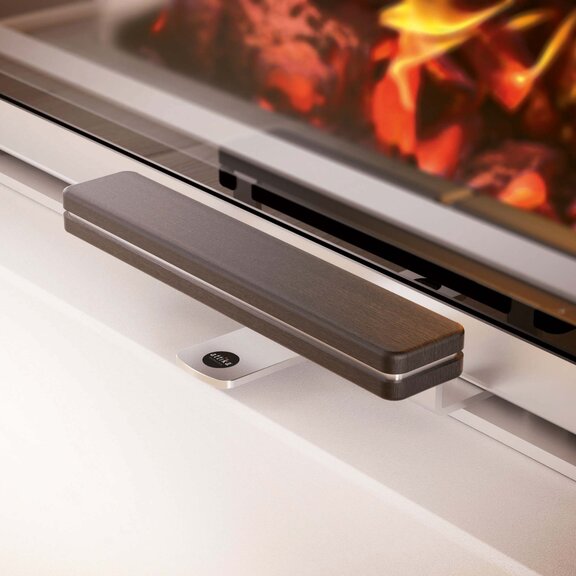 Maniglia in rovere scuro di VISIO Holz con telaio in acciaio inox di alta qualità