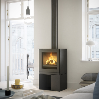 Q-TEE 2 GAS mit Stahltür Gas-Kaminofen Q-TEE 2 mit Stahltür und praktischem Sockel in städtischer Wohnung