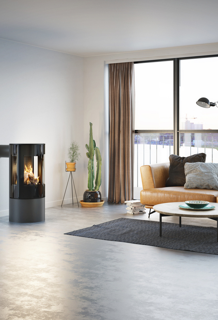 Stufa a gas VIVA 100 L in platino con porta del focolare in vetro in un appartamento minimalista con vista sullo skyline