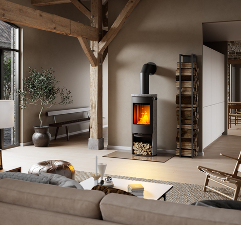 CARO 120 avec revêtement en pierre ollaire Poêle à bois CARO 120 avec habillage en pierre ollaire dans une maison rustique