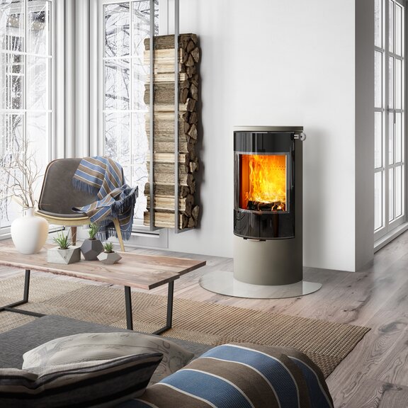 Stufa a legna VIVA 100 L in nichel con porta del focolare in vetro in un elegante soggiorno in stile country