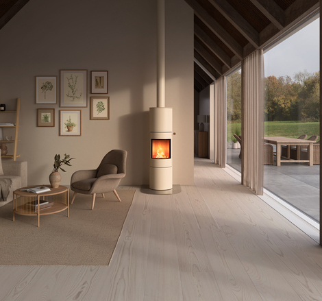 VIVA 160 L en couleur sable dans un salon clair Poêle à bois VIVA 160 L de couleur sable avec porte en acier et poignée de porte en chêne naturel dans un salon lumineux
