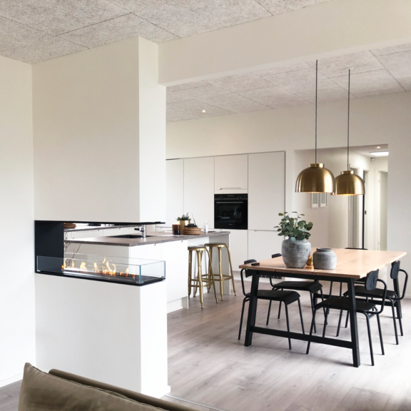 Bruciatore a bioetanolo Montreal Divisorio per ambienti nella sala da pranzo con pannelli chiari