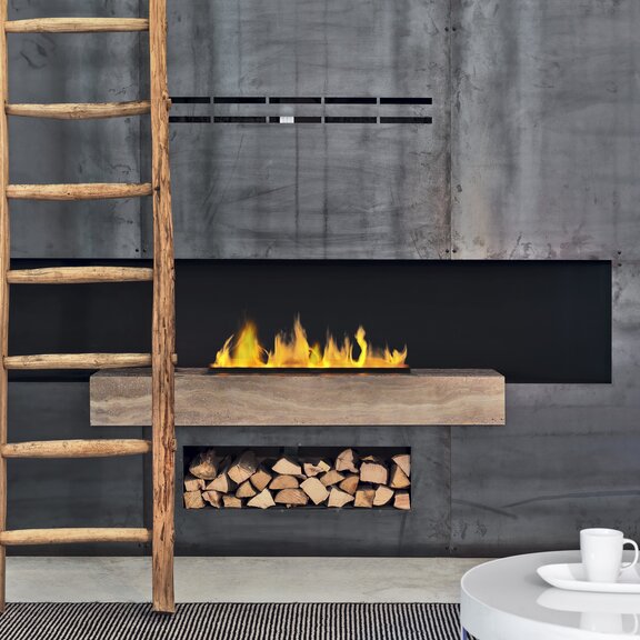 Foyer électrique Cassette 500 de Dimplex encastré dans un mur en béton avec détails en bois