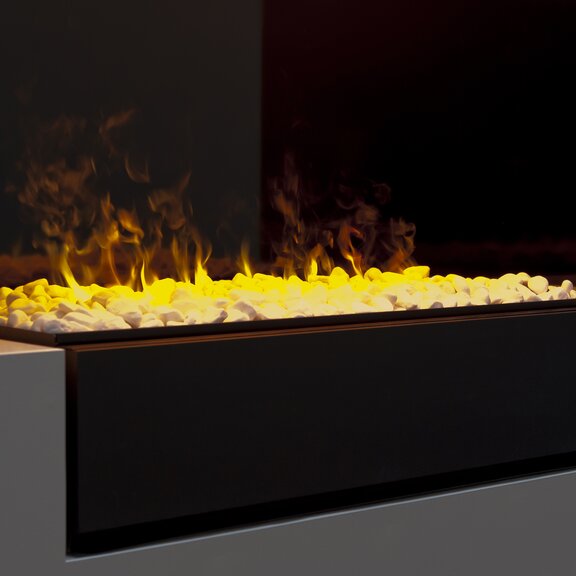 Feu électrique Cassette L Pebbles avec revêtement extérieur noir et décoration en galets
