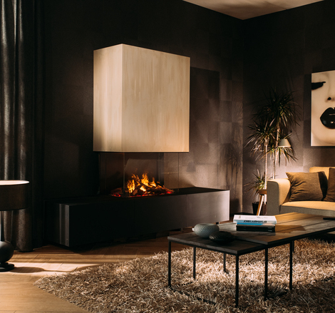 eMatriX Mood 800/500 3-seitig verglast im eleganten Wohnzimmer Elektrokamin eMatriX Mood 800/500 3-seitig verglast im eleganten Wohnzimmer mit dunklen Wänden und hellen Möbel.