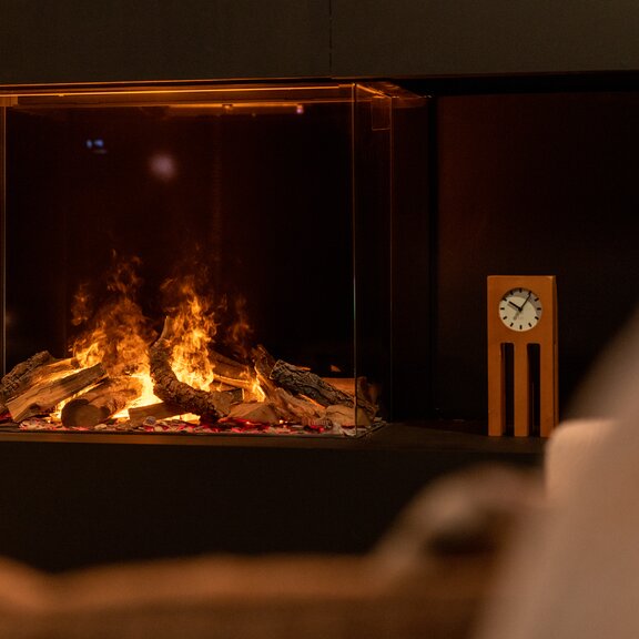 Flammes à vapeur d'eau dans le foyer électrique e-Matrix Mood 800/650 Tri-face vitrée avec habillage foncé
