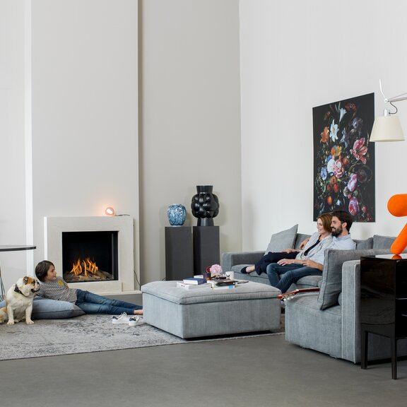 Gas fireplace MatriX 800/650 front by Faber in the living room with family