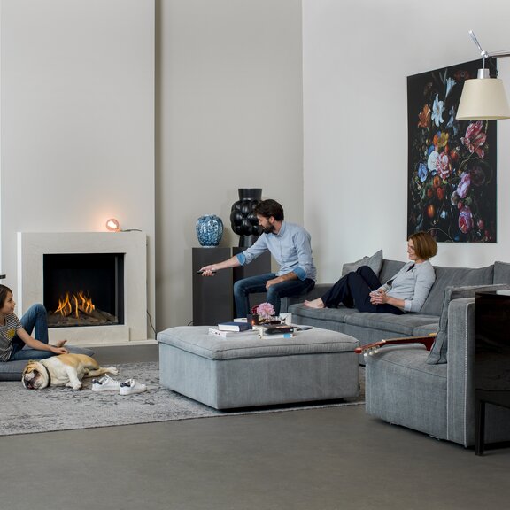 Man operates the MatriX 800/650 front gas fireplace from Faber with remote control