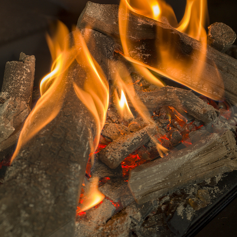 Ciocco e brace nel camino a gas di Faber Bellissime fiamme a gas e autentici ciocchi con brace artificiale a led nel caminetto a gas MatriX 800/650 Fronte