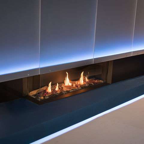 MatriX Linear 1300/400 variante angolare Caminetto angolare con MatriX Linear 1300/400 a legna nel soggiorno