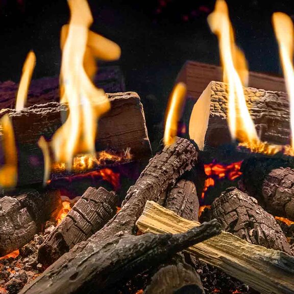Le foyer électrique E-One de Kalfire séduit par ses flammes et ses braises authentiques.