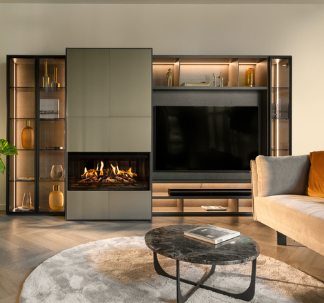 Elektrokamin E-One 100 F in Wohnwand verbaut Elektrokamin E-One 100 F in moderner Wohnwand mit Regal und TV verbaut im schlichten Wohnzimmer mit Sofa in Brauntönen