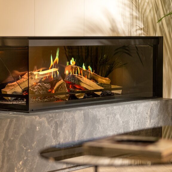 I realistici ciocchi di ceramica e le fiamme olografiche sembrano autentici.