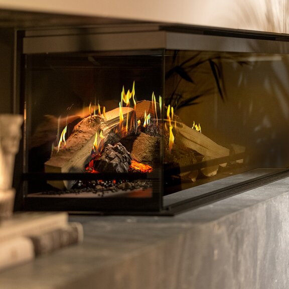 Le fiamme olografiche del caminetto elettrico E-One 130 C si armonizzano in modo unico con l'illuminazione a LED.