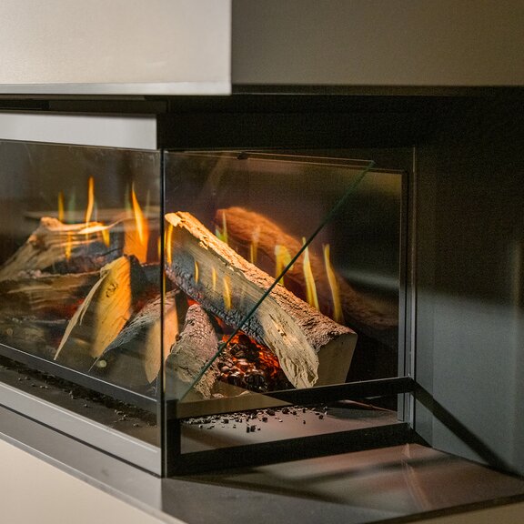 Le foyer électrique tri-face E-One 130 S de Kalfire est doté d'éléments en acier raffinés sur son cadre.