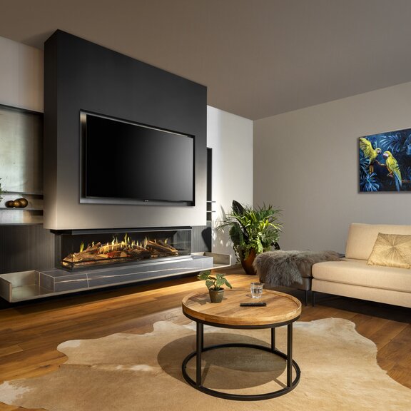 Foyer électrique tri-face E-One 160 S encastré dans un sideboard noir incluant un téléviseur.