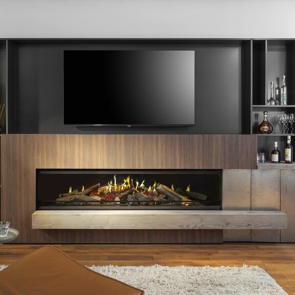 Le plus large des foyers électriques E-One 190 F de Kalfire intégré dans un buffet en bois avec télévision et tiroirs.