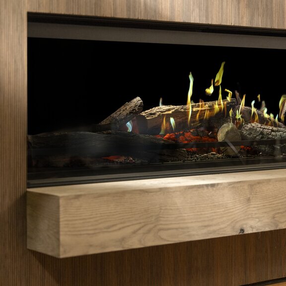 La cheminée frontale électrique E-One 190 F de Kalfire avec un habillage en bois combiné à un sol en parquet.