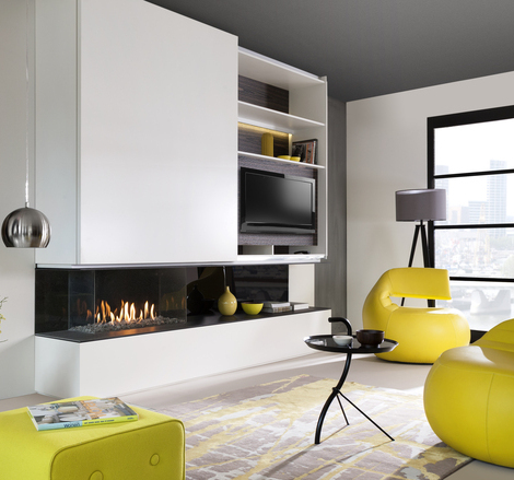 Gas-Kamin G90/44S mit weisser Verkleidung Gas-Kamin G90/44S dreiseitig verglast mit weisser Verkleidung im hellen Wohnzimmer mit gelben Akzenten