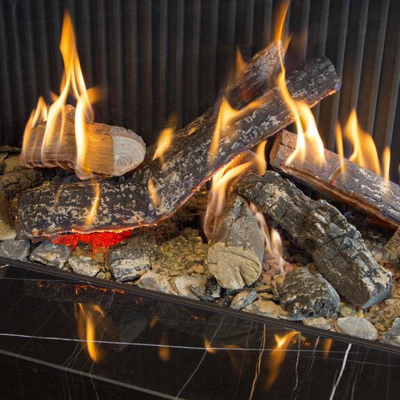 Bellissime fiamme di gas intorno ai ciocchi di ceramica all'interno del camino a gas GP110/75C, smaltati su 2 lati