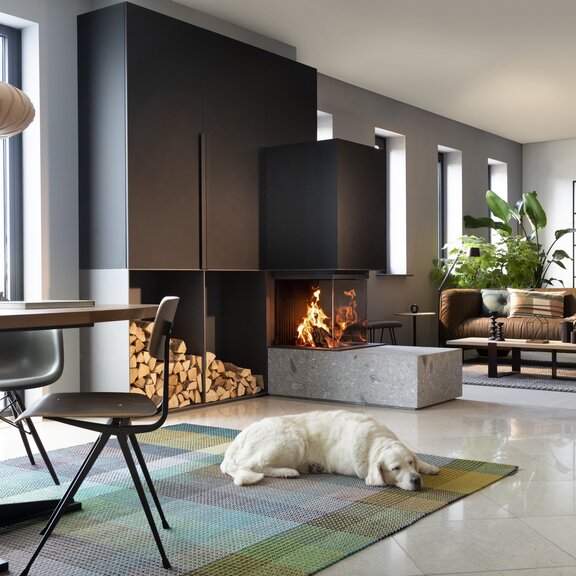 Camino a legna W53/50R Divisorio per ambienti di Kalfire come camino a 3 lati che separa con stile il soggiorno e la sala da pranzo e un cane da letto
